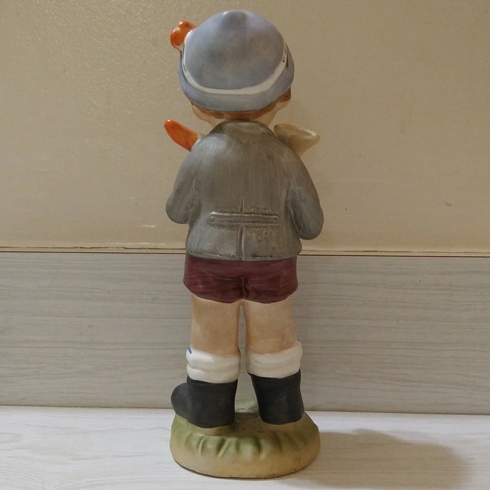 Vintage 1950s Arnart 5th Ave figurine featuring a boy holding a horn - Picture 3 of 5